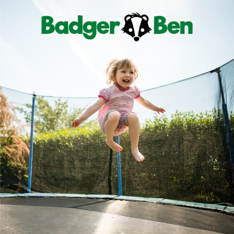 Badger Ben Trampolien mit Kind