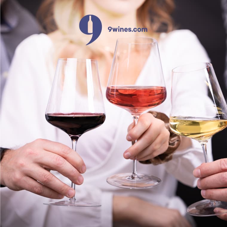 9 Weine Stimmungbild 3 Glaeser mit Rotwein Rose und Weisswein