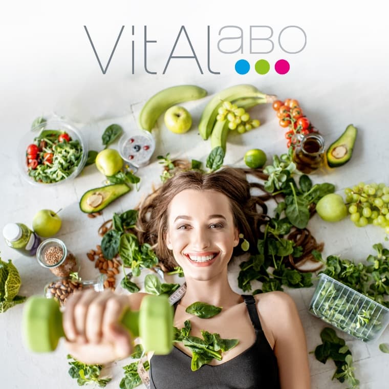 VitalAbo Logo mit Fitness-Frau am Boden 