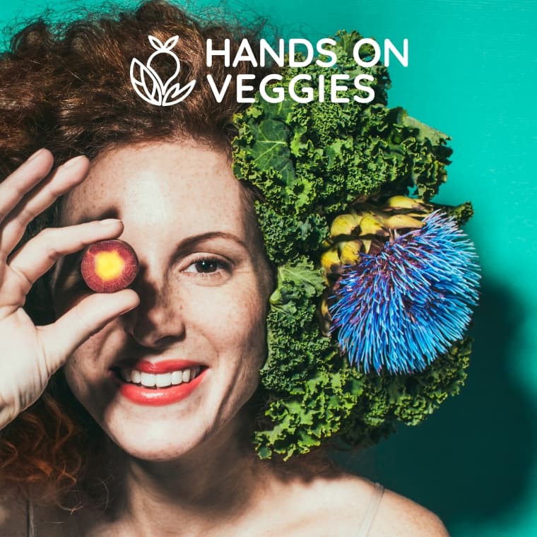 Hands on Veggie Logo mit Frau und Gemuese