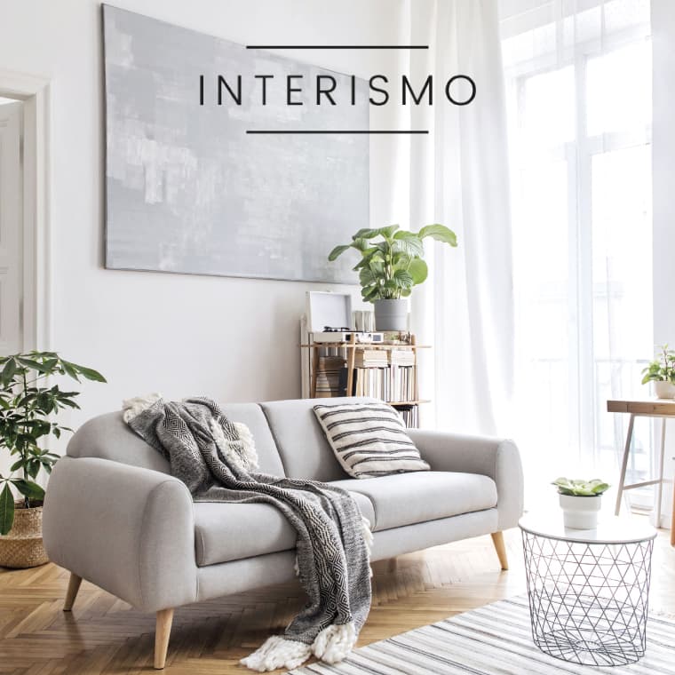 Interismo Logo mit Wohnzimmer Stimmungsbild
