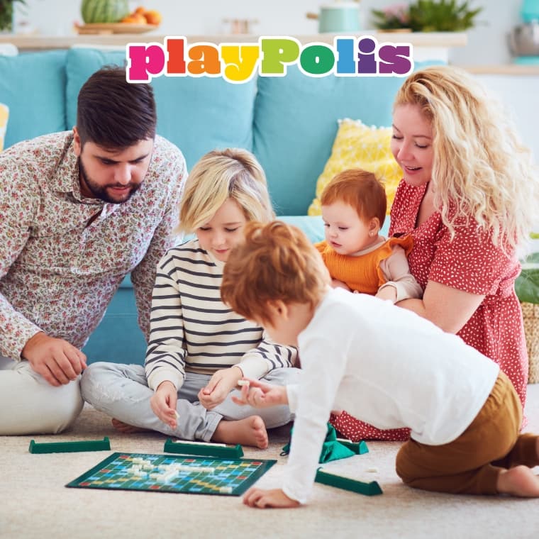 PlayPolis Logo mit einer Familie die spielt 