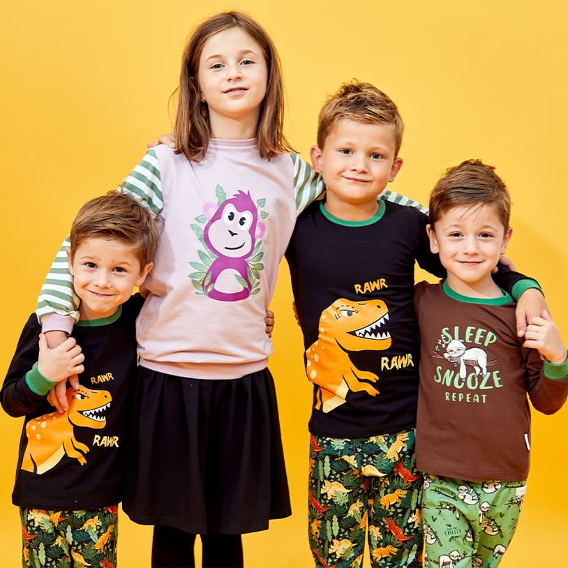 4 Kinder mit Babauba Kleidung